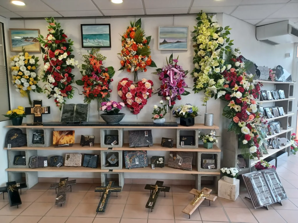 Exposition d'articles funéraires, de plaques et de compositions florales en boutique.